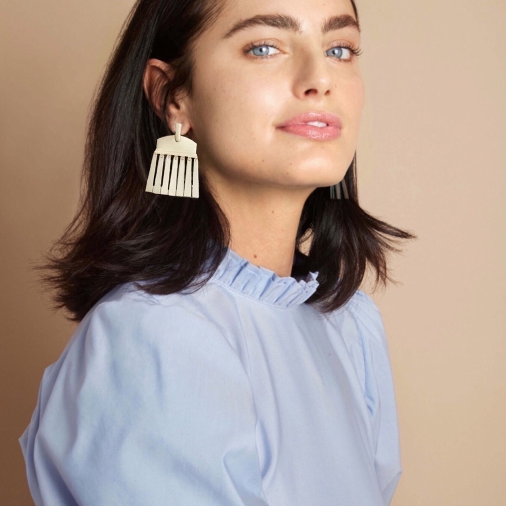 KENDRA SCOTT • Layne Lightweight Fringe Earrings - Picture 3 of 3